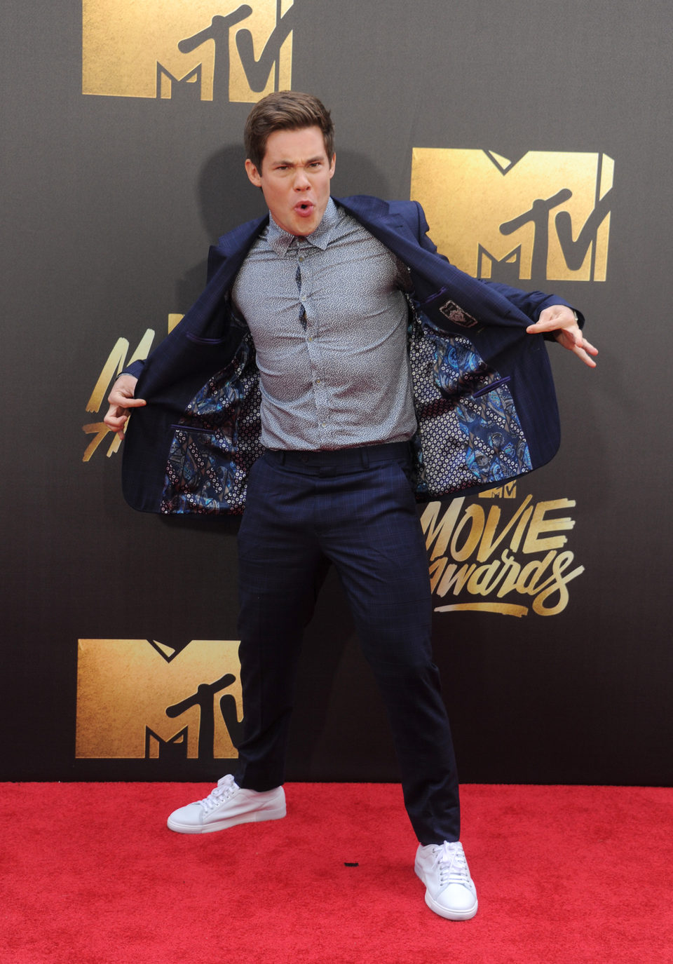Adam DeVine en la alfombra roja de los MTV Movie Awards 2016