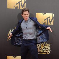 Adam DeVine en la alfombra roja de los MTV Movie Awards 2016