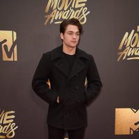 Dylan Sprayberry en la alfombra roja de los MTV Movie Awards 2016