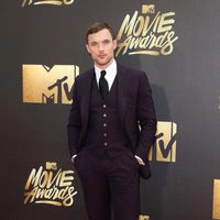 Ed Skrein en la alfombra roja de los MTV Movie Awards 2016