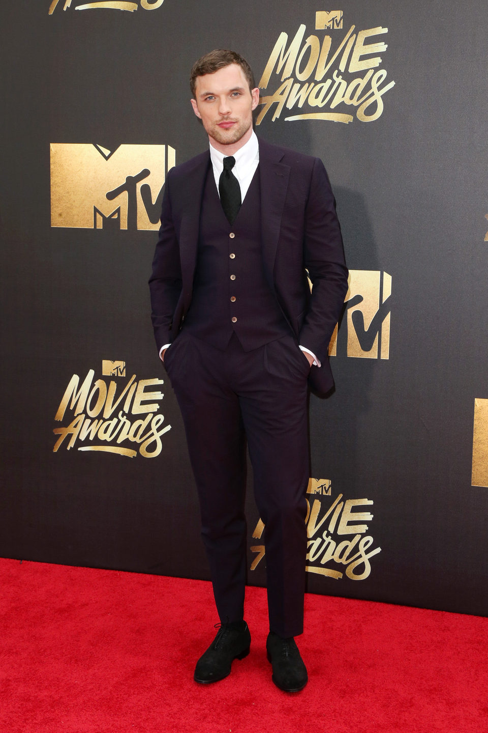Ed Skrein en la alfombra roja de los MTV Movie Awards 2016
