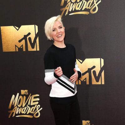 Hannah Hart en la alfombra roja de los MTV Movie Awards 2016