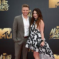 Jillian Rose Reed y Brett Davern en la alfombra roja de los MTV Movie Awards 2016