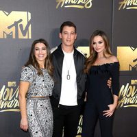 Miles Teller acompañado en la alfombra roja de los MTV Movie Awards 2016