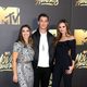 Miles Teller acompañado en la alfombra roja de los MTV Movie Awards 2016