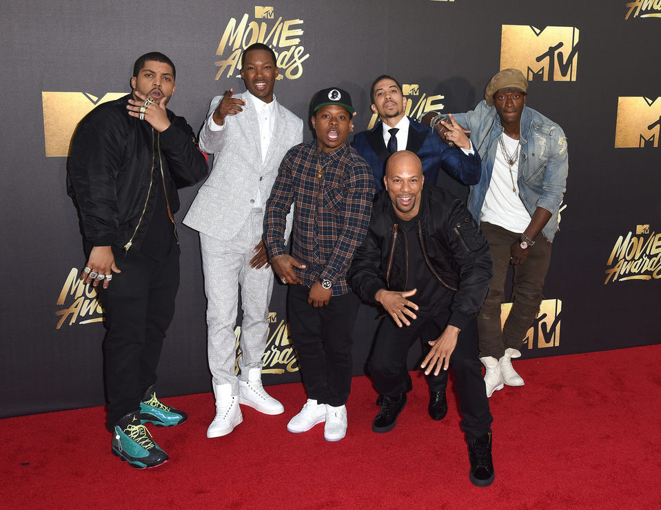 Common junto a otros actores en la alfombra roja de los MTV Movie Awards 2016