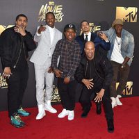 Common junto a otros actores en la alfombra roja de los MTV Movie Awards 2016