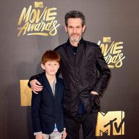 Simon Kinberg y su hijo en la alfombra roja de los MTV Movie Awards 2016
