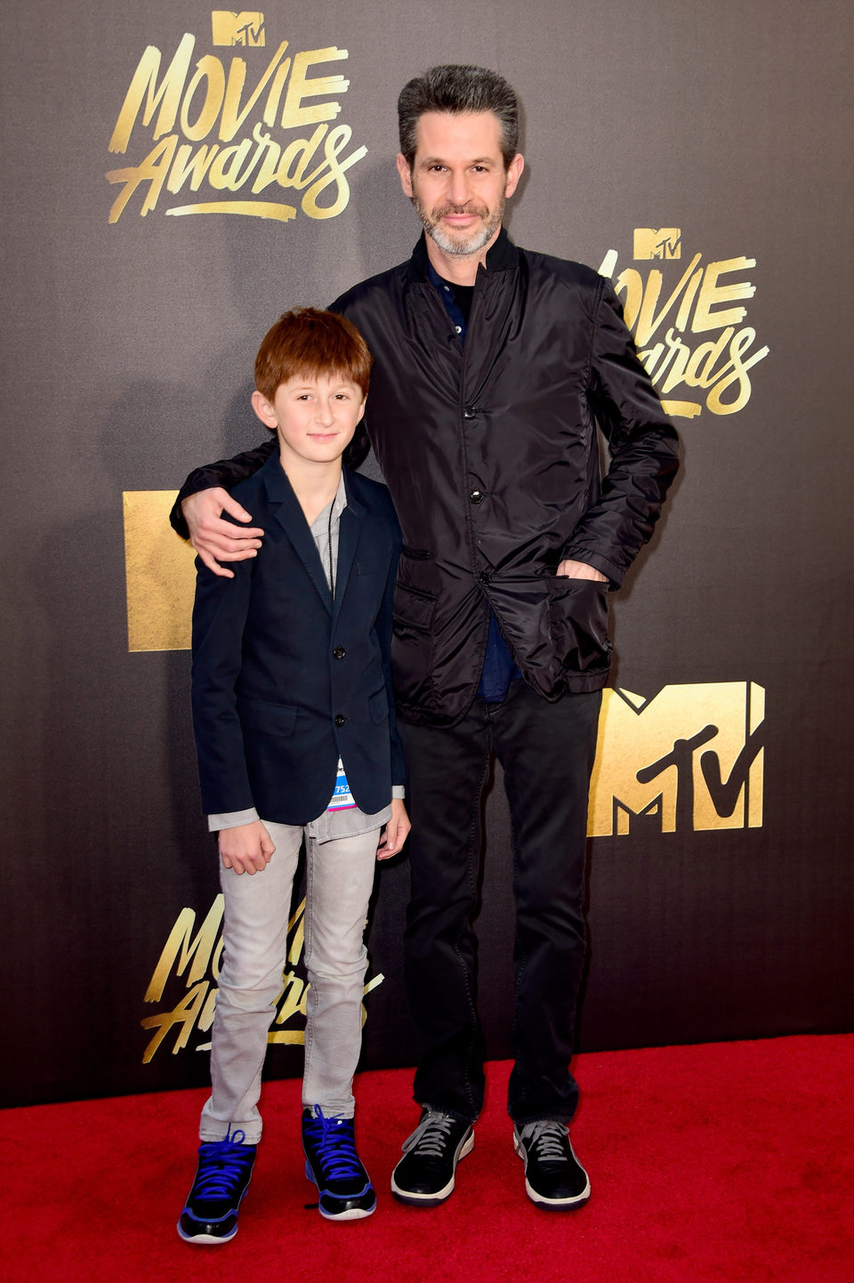 Simon Kinberg y su hijo en la alfombra roja de los MTV Movie Awards 2016