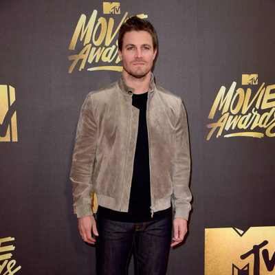 Stephen Amell en la alfombra roja de los MTV Movie Awards 2016