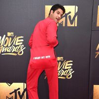 Tyler Posey bromeando en la alfombra roja de los MTV Movie Awards 2016