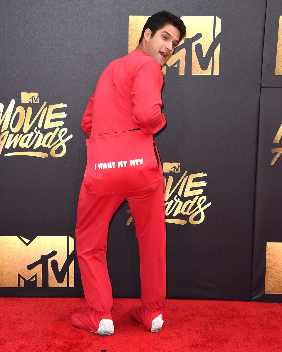 Tyler Posey bromeando en la alfombra roja de los MTV Movie Awards 2016