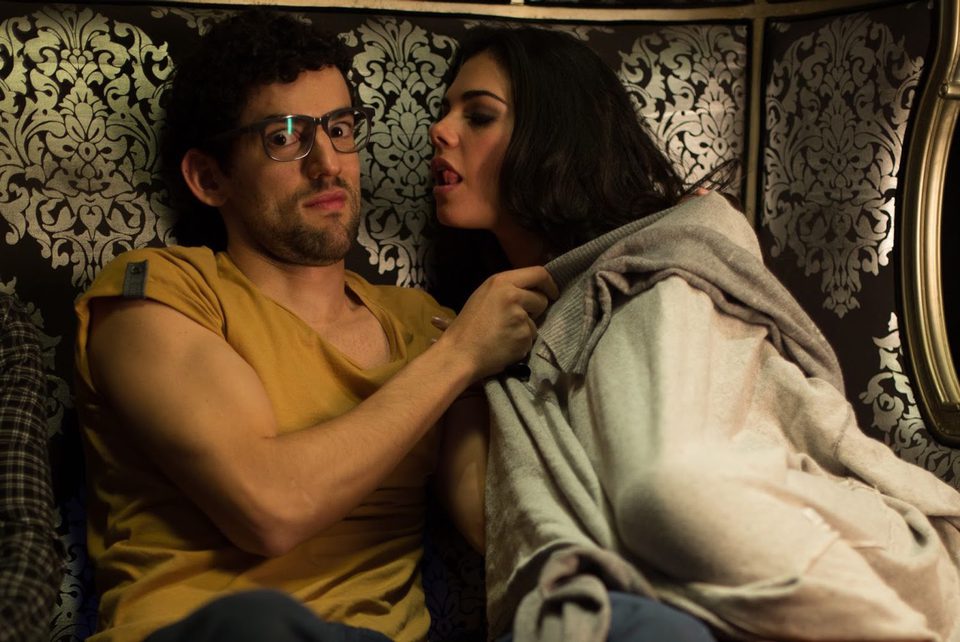 No sé si cortarme las venas o dejármelas largas