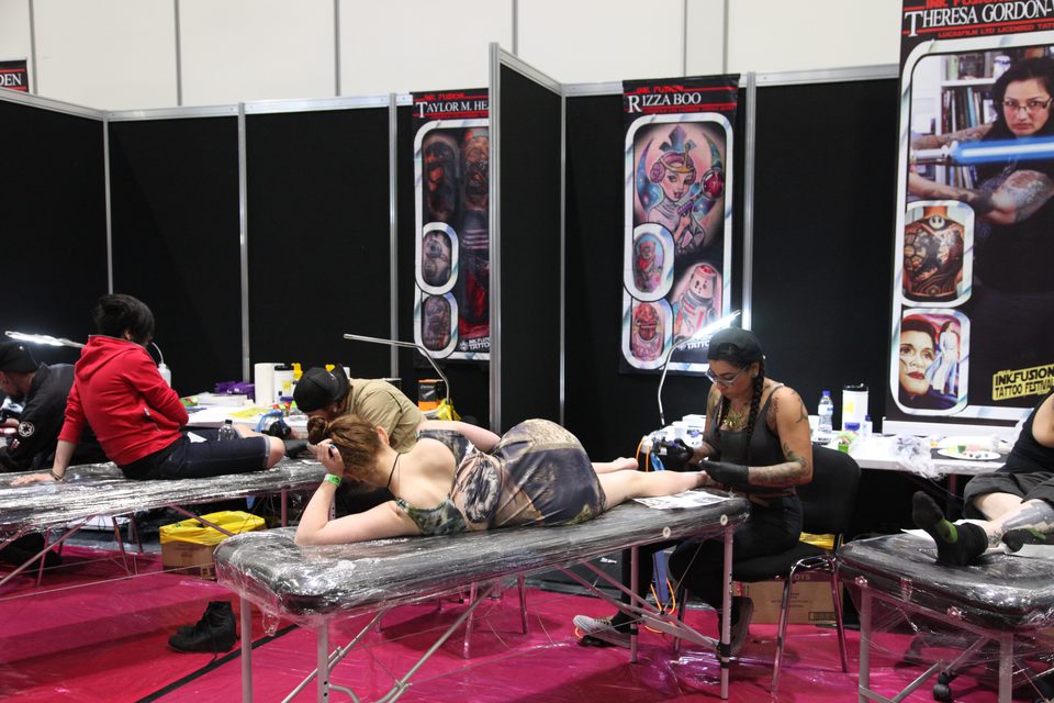 Una chica con vestido de Ewok tatuándose en la Star Wars Celebration 2016