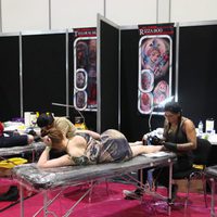 Una chica con vestido de Ewok tatuándose en la Star Wars Celebration 2016