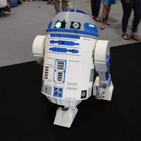 RD-D2 construido con piezas de Lego en la Star Wars Celebration 2016