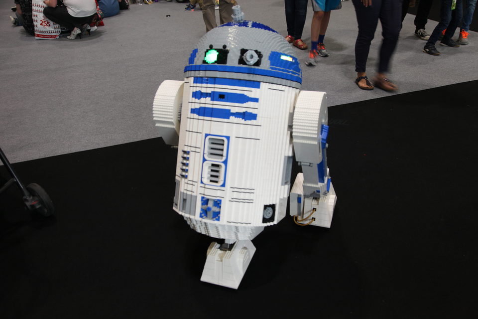 RD-D2 construido con piezas de Lego en la Star Wars Celebration 2016