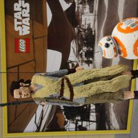 Rey y BB-8 construidos con piezas de Lego en la Star Wars Celebration 2016