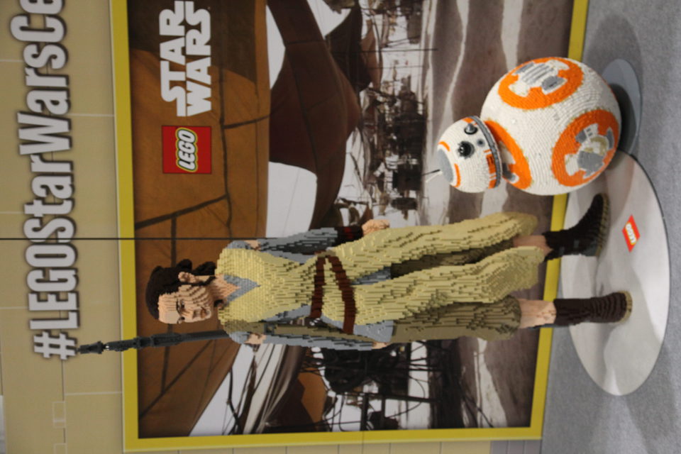 Rey y BB-8 construidos con piezas de Lego en la Star Wars Celebration 2016
