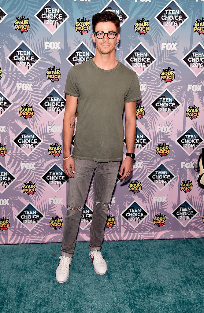 Grant Gustin en la alfombra roja de los Teen Choice Awards 2016