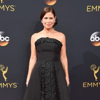 Maura Tierney en la alfombra roja de los Emmy 2016