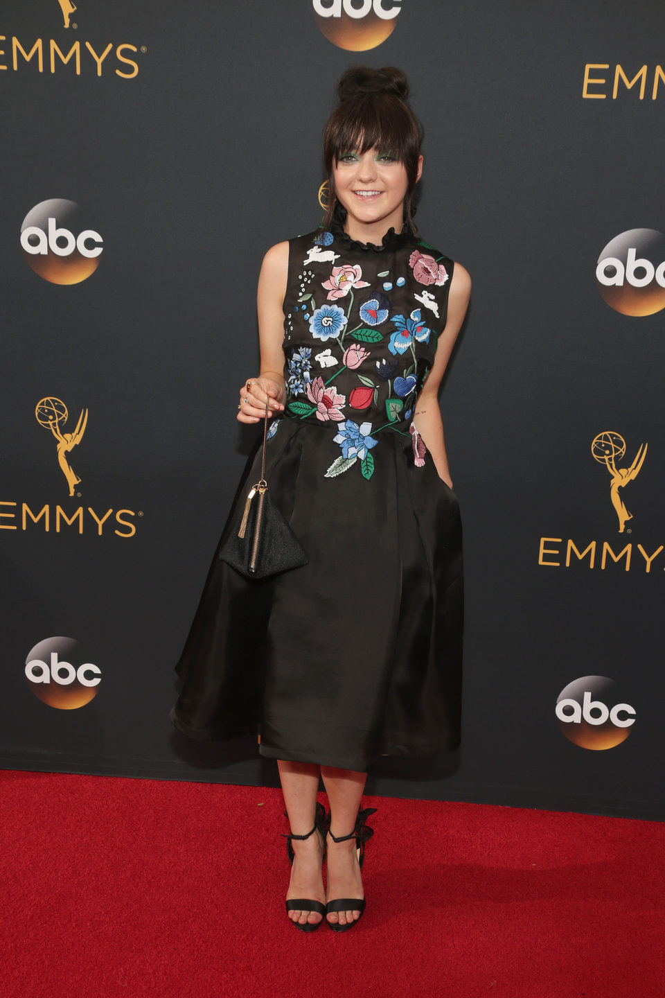 Maisie Williams en la alfombra roja de los Emmy 2016