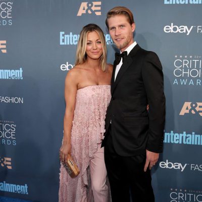 La pareja Kaley Cuoco y Karl Cook en los Critics Choice Awards