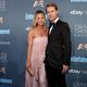 La pareja Kaley Cuoco y Karl Cook en los Critics Choice Awards