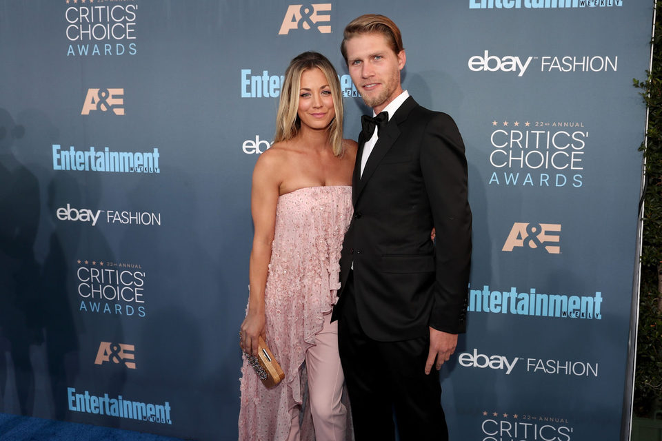 La pareja Kaley Cuoco y Karl Cook en los Critics Choice Awards