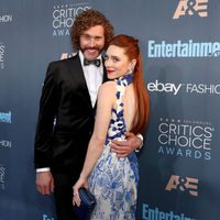 T.J. Miller, el presentador de Critics Choice Awards con Kate Miller