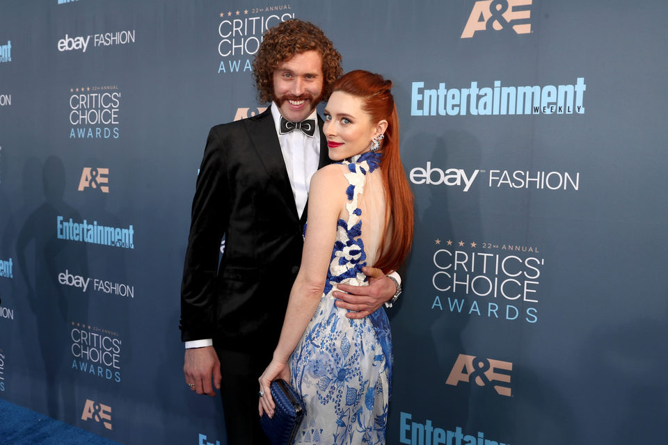 T.J. Miller, el presentador de Critics Choice Awards con Kate Miller