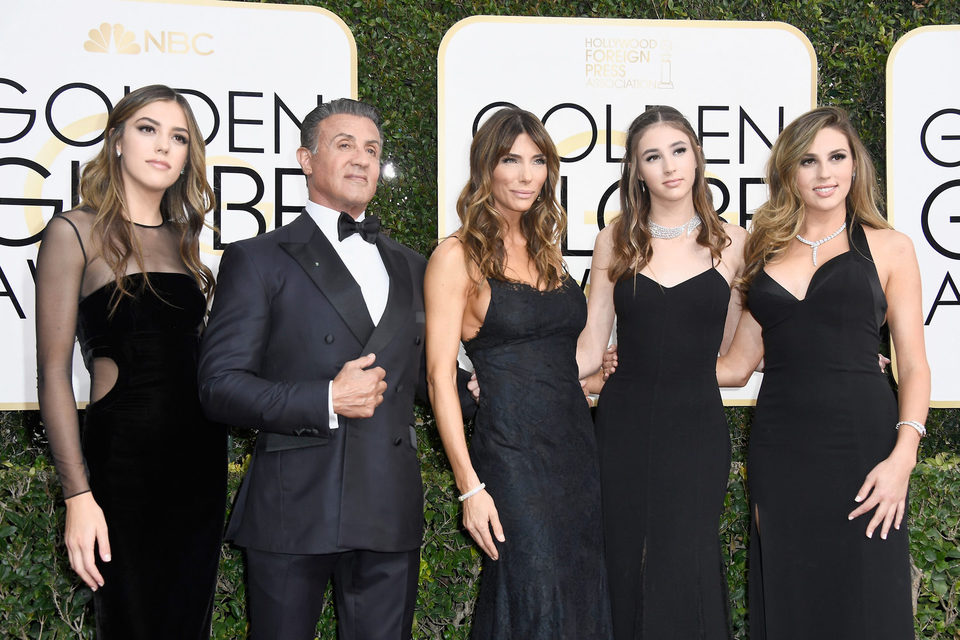Sylvester Stallone y su familia posan en la alfombra roja de los Globos de Oro 2017