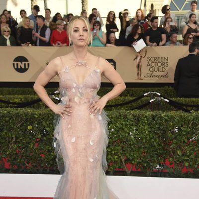Kaley Cuoco en la alfombra roja de los SAG Awards 2017