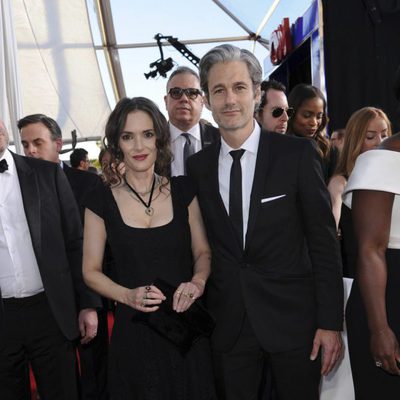 Winona Ryder y Scott Mackinlay Hahn en la alfombra roja de los SAG Awards 2017