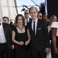 Winona Ryder y Scott Mackinlay Hahn en la alfombra roja de los SAG Awards 2017