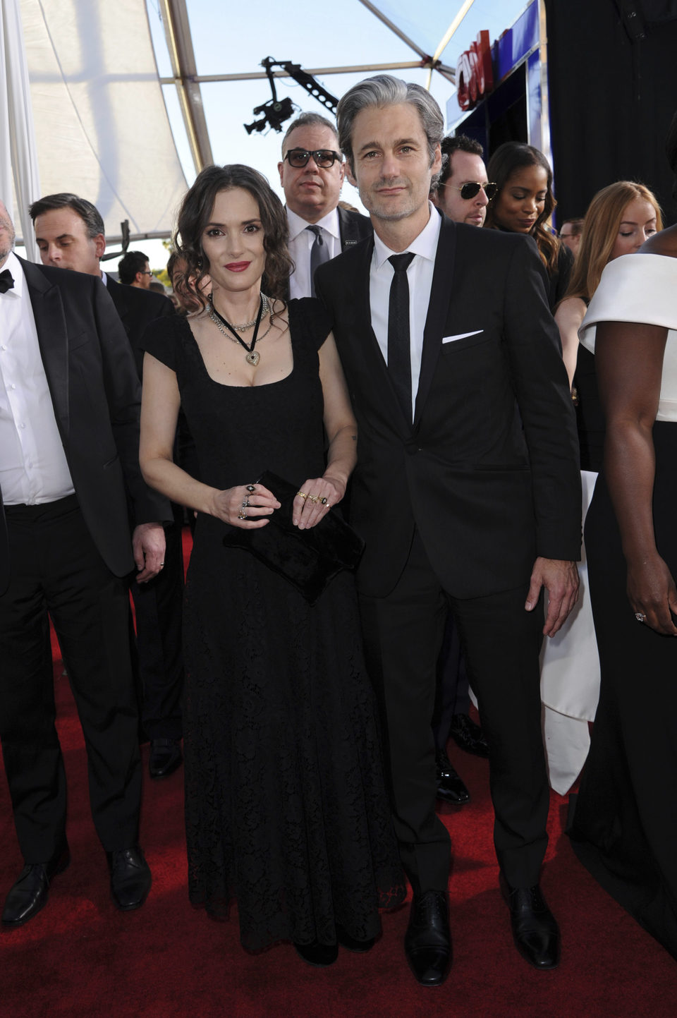 Winona Ryder y Scott Mackinlay Hahn en la alfombra roja de los SAG Awards 2017