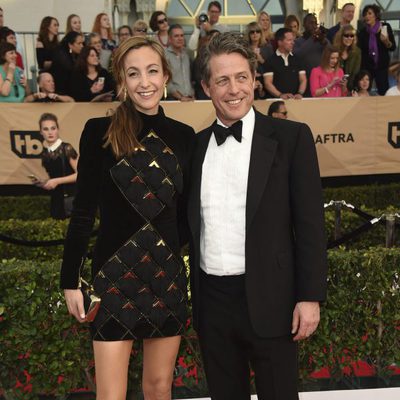 Hugh Grant y Anna Eberstein en la alfombra roja de los SAG Awards 2017