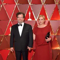 Kenneth Lonergan y J. Smith-Cameron en la alfombra roja de los Premios Oscar 2017
