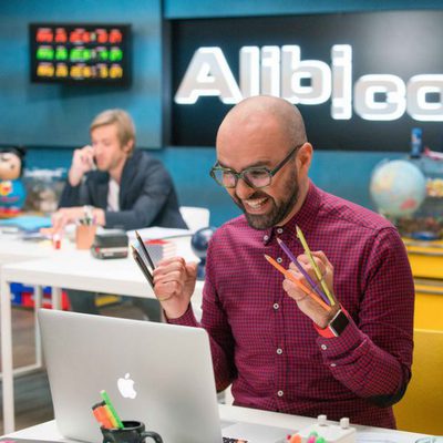 Alibi.com: Agencia de engaños