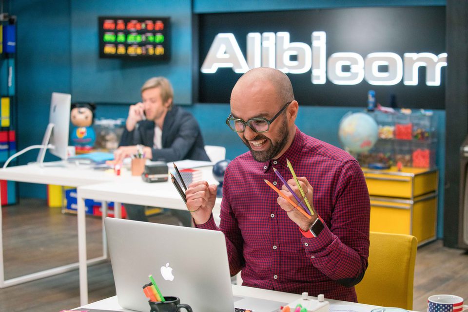 Alibi.com: Agencia de engaños