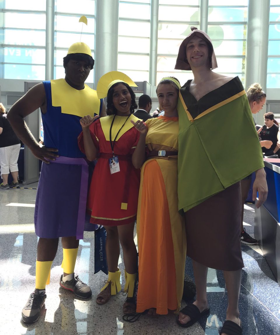 Fans disfrazados de personajes de Kuzco en la D23