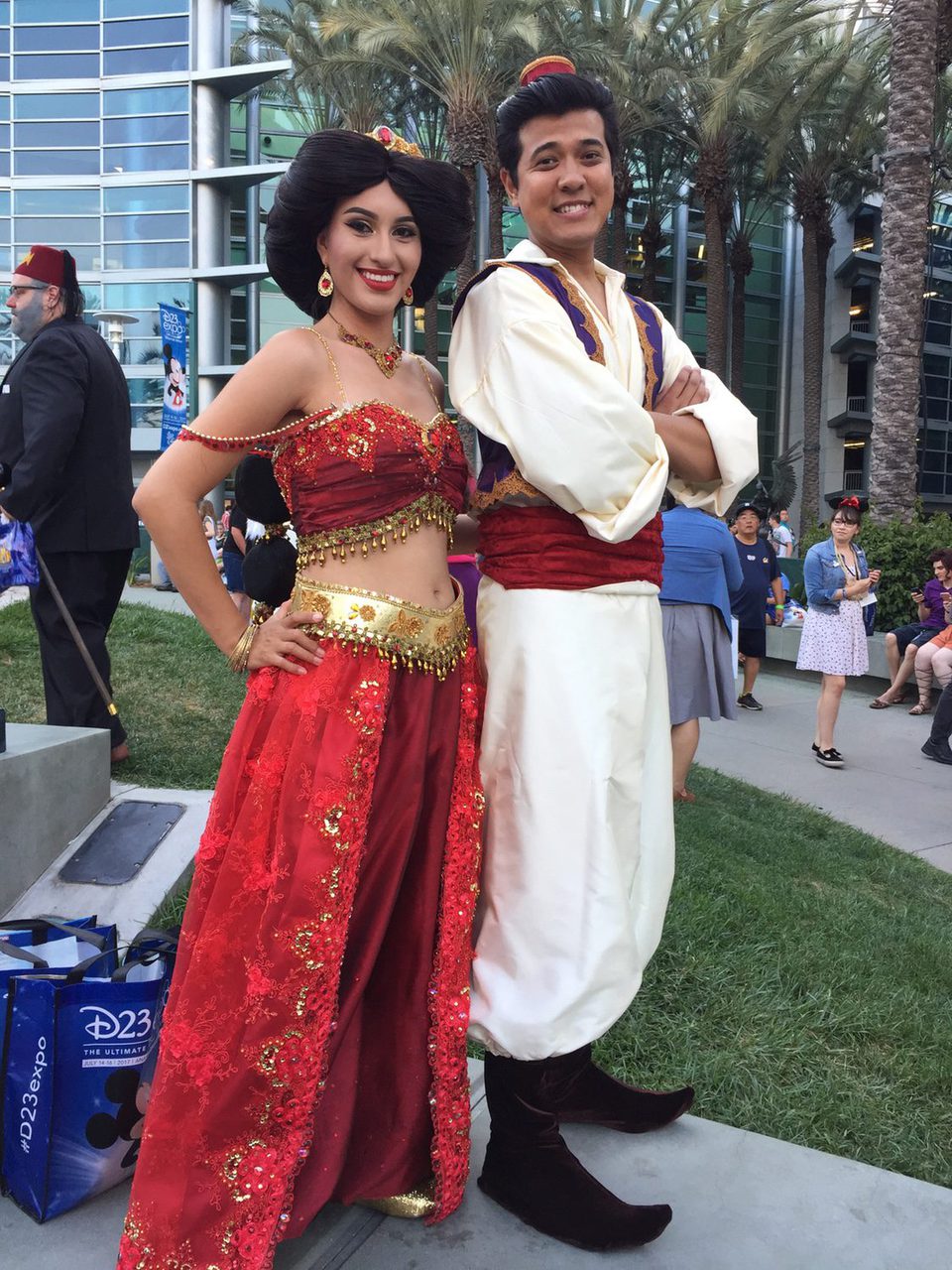 Dos fans se disfrazan de Jasmine y Aladdin