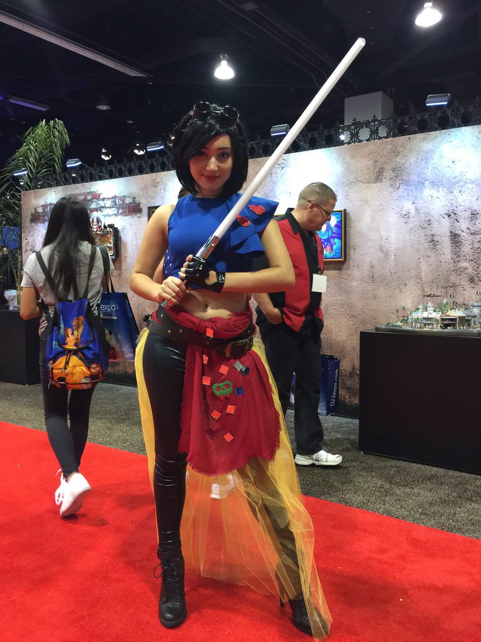 Fan disfrazada de Evie en la D23