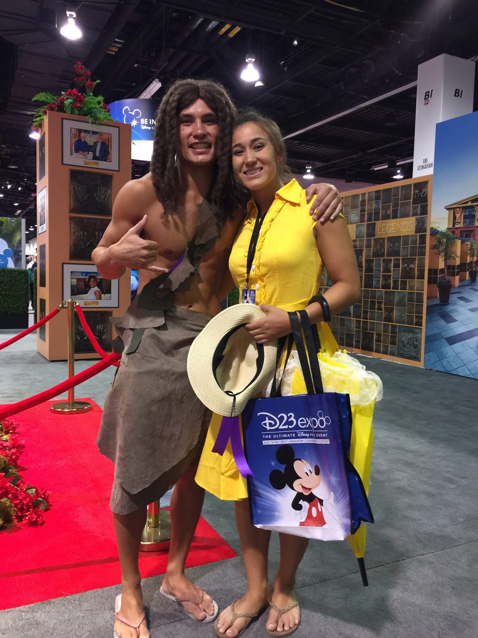 Dos fans disfrazados de Tarzan y Jane en la D23