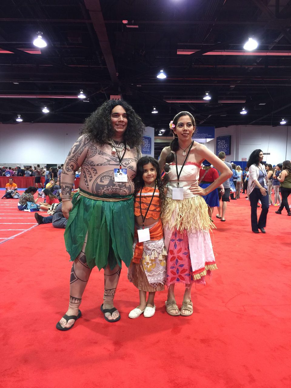 Familia disfrazada de personajes de 'Vaiana' en la D23