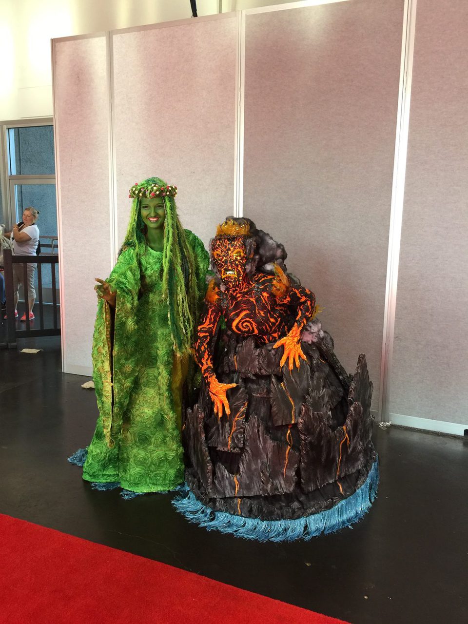 Dos fans disfrazadas de Te Fiti y Ta K? en la D23