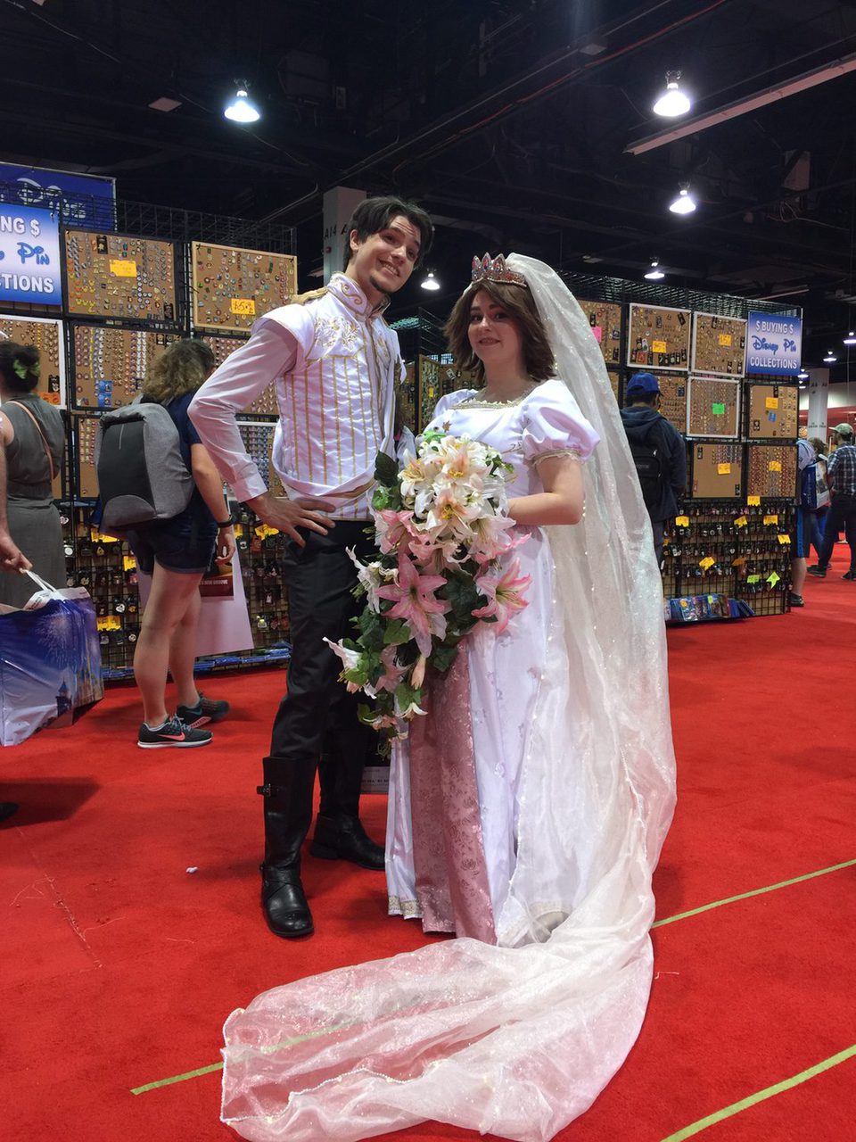 Fans disfrazados de Rapunzel y Flynn en la D23