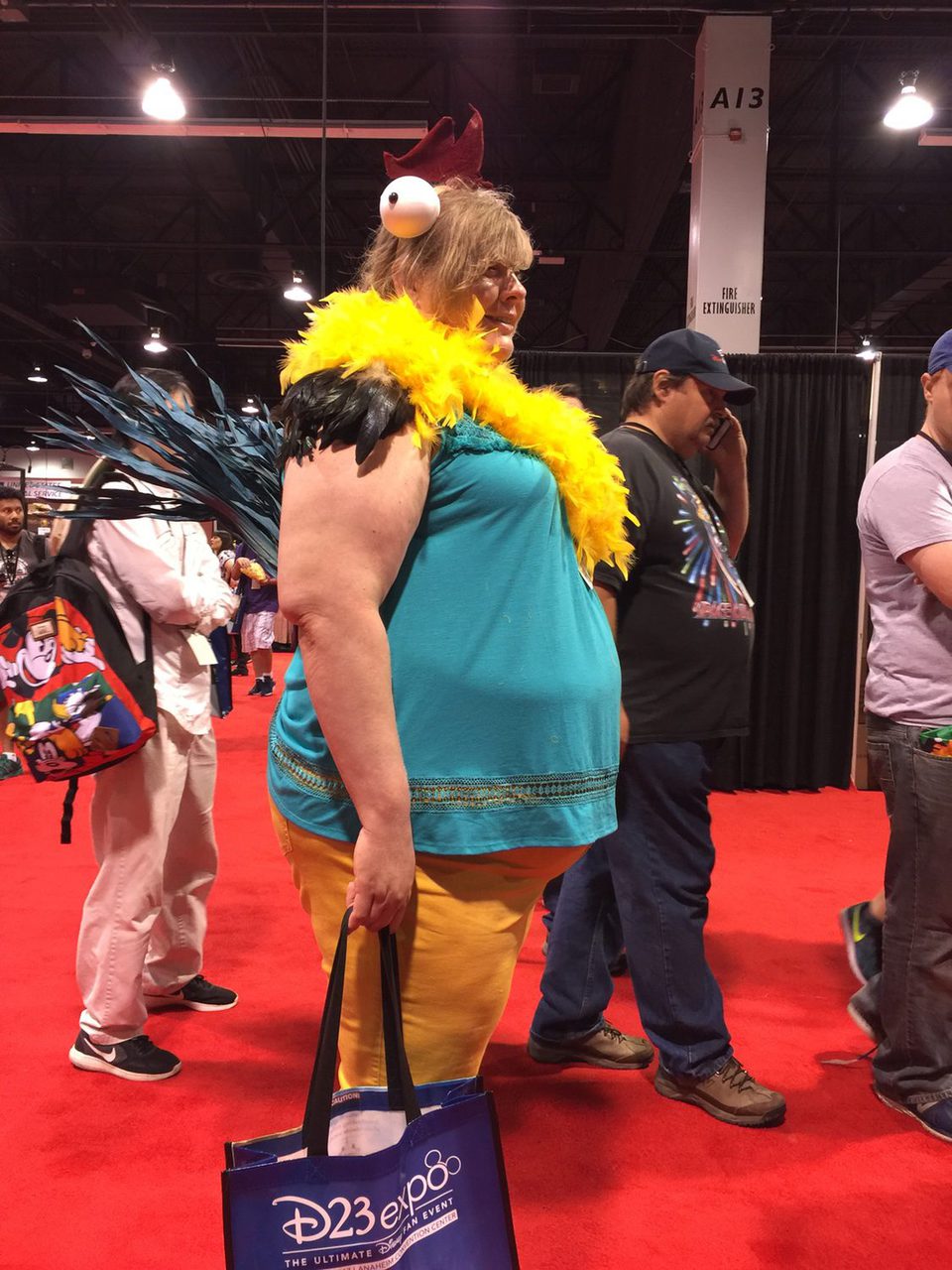 Fan disfrazada de Heihei en  la D23