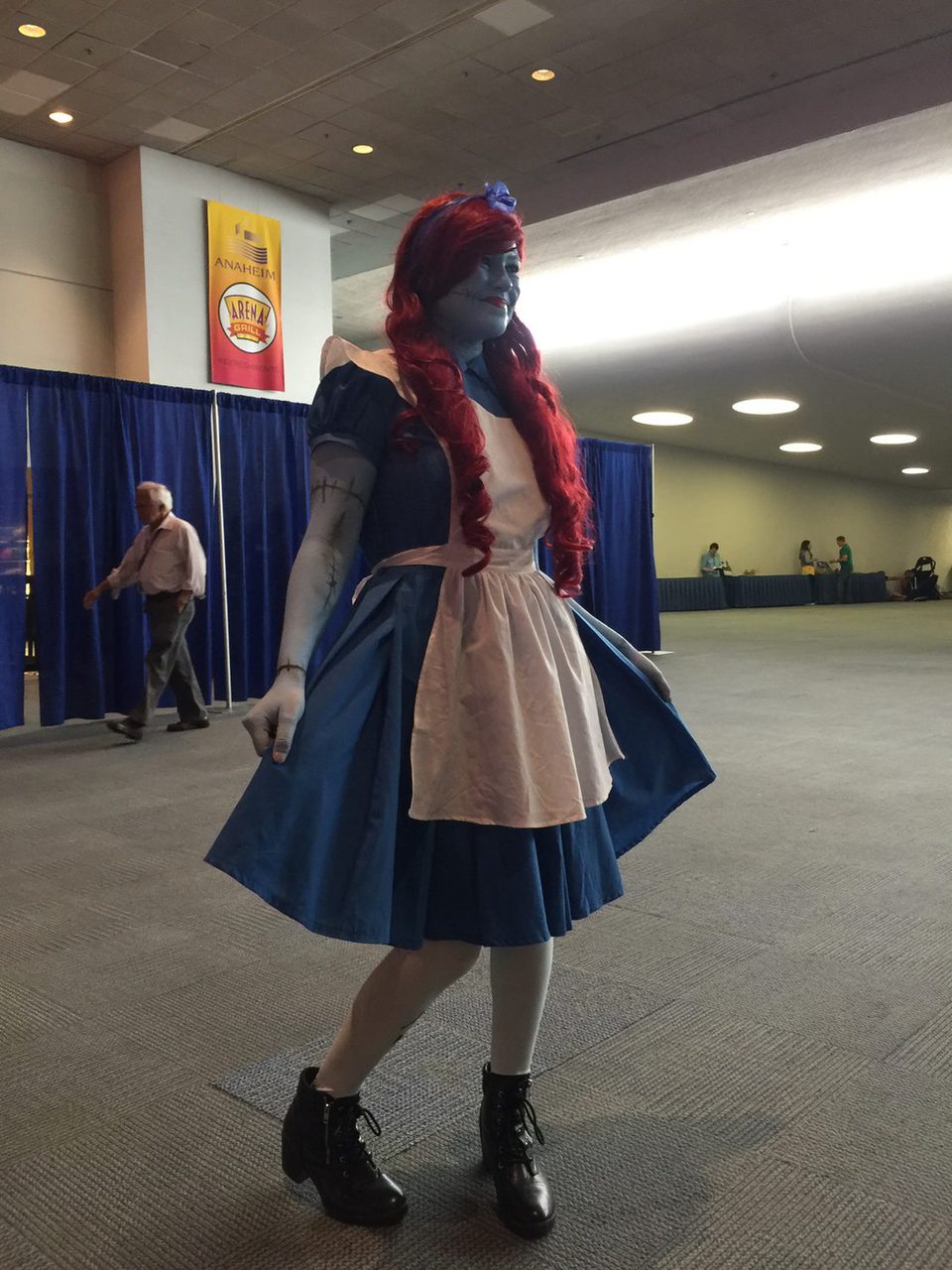 Fan disfrazada de Sally y Alicia en la D23