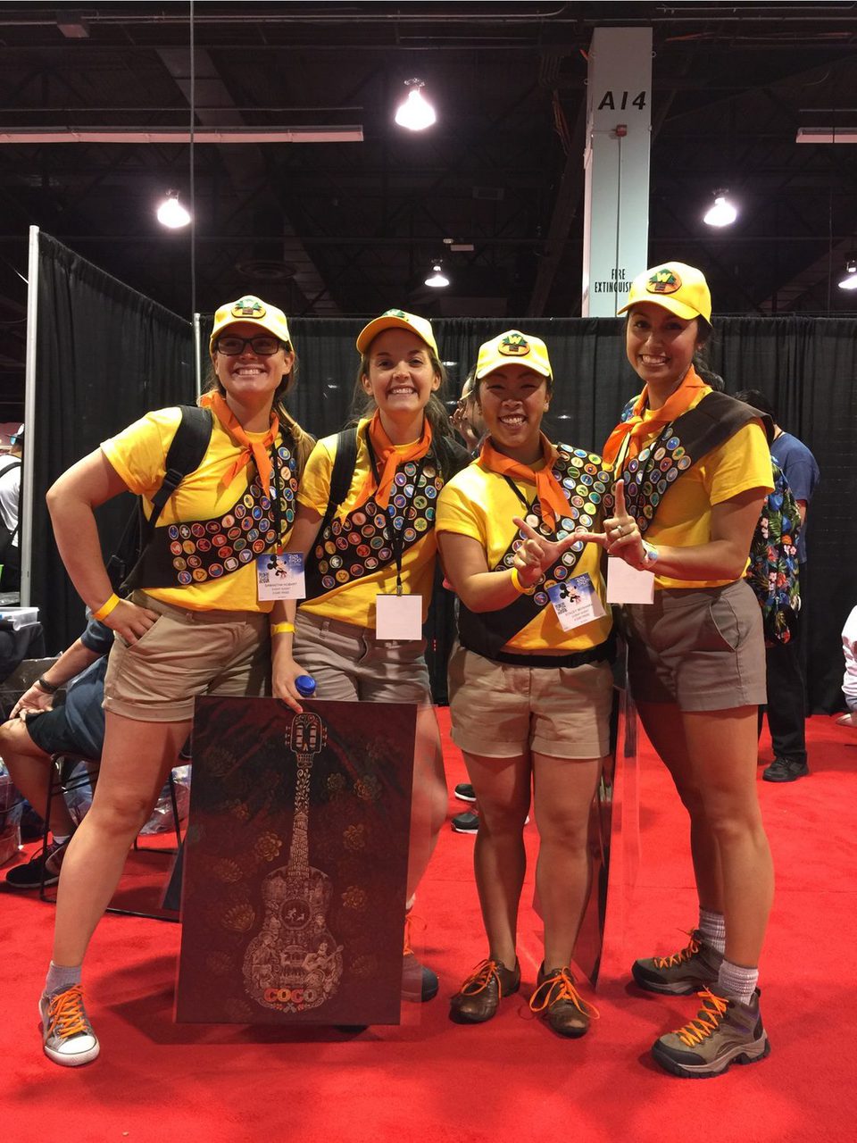 Grupo de fans disfrazado de los scouts de 'Up' en la D23